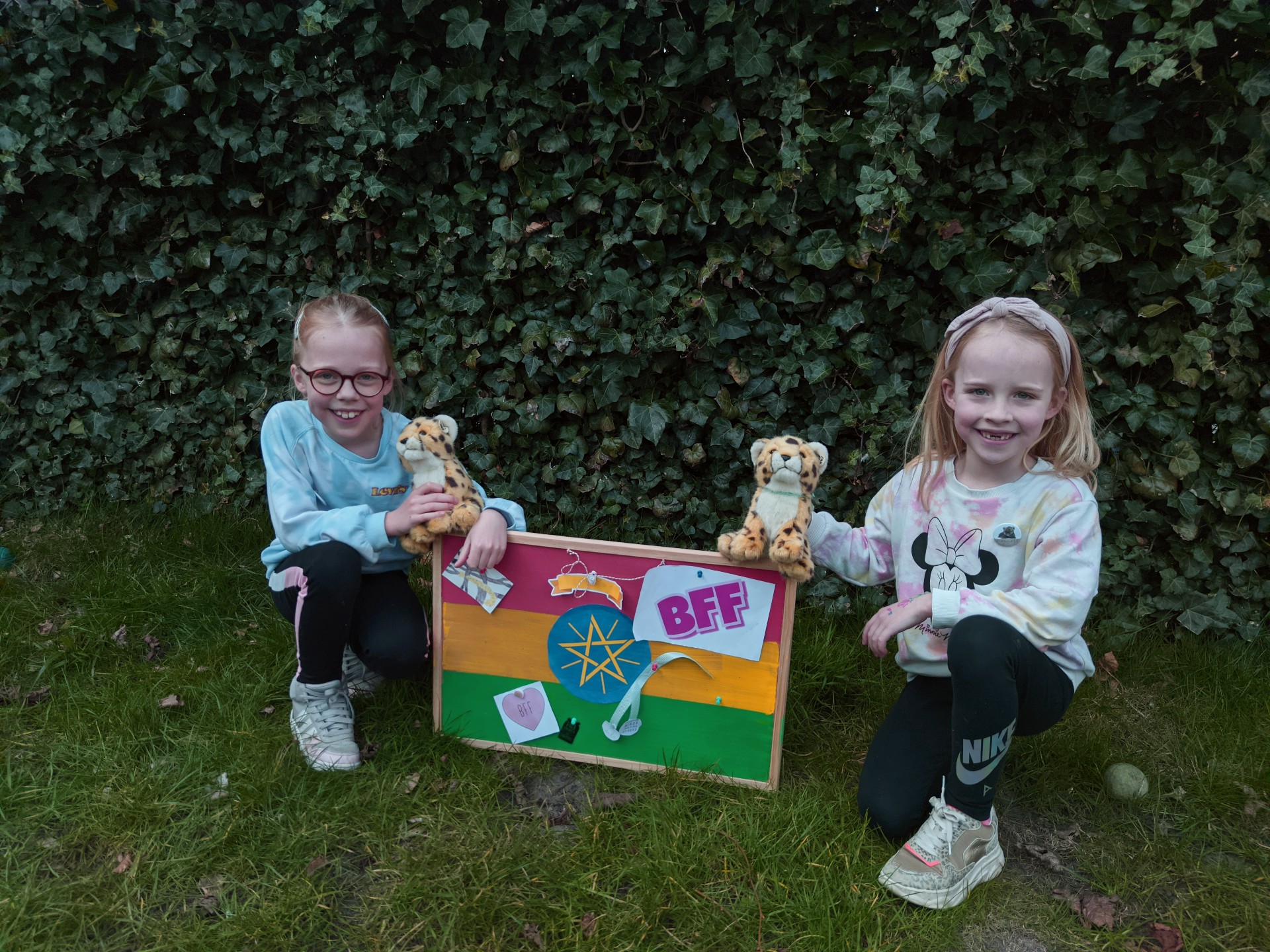 Zusjes met het prikbord