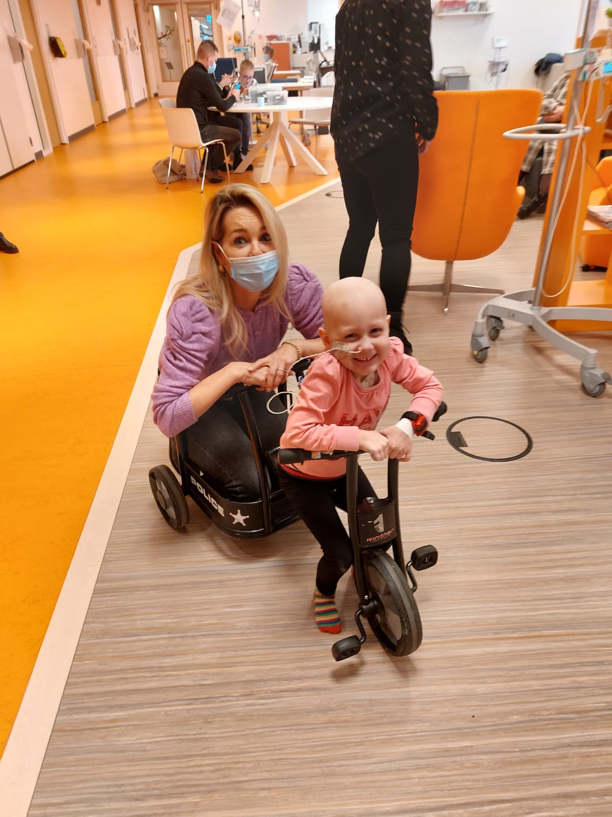 Chantal Janzen bezoekt Nomi in Prinses Máxima Centrum